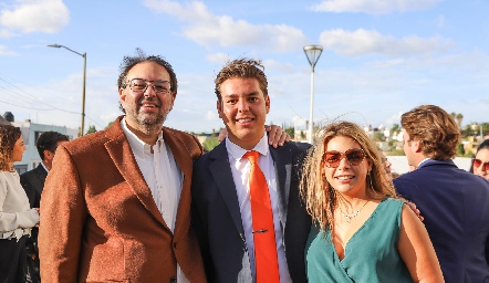  Moisés Payán y Maribel Torres con su hijo Moy.