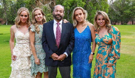  Oscar Torres Corzo con sus hijas Marcela, María, Mónica y Monse.