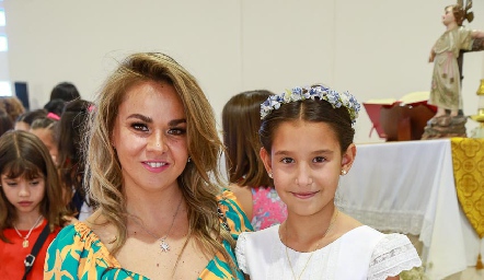  Montse Torres con su sobrina Alexia.