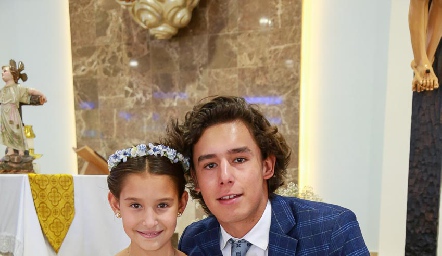  Alexia con su padrino Juan Pablo Ruiz.