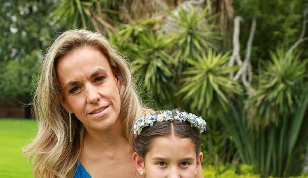  Mónica Torres con su sobrina Alexia.