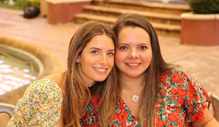  Ana Victoria de la Rosa y Martha Díez.