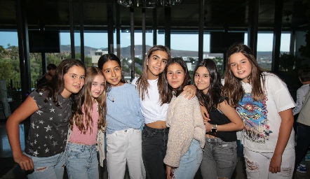  Lu y Sofi con sus amigas.