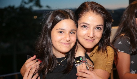  Sofía Toledo con su mamá Adriana Calderón .