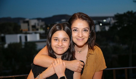  Sofía Toledo y Adriana Calderón .