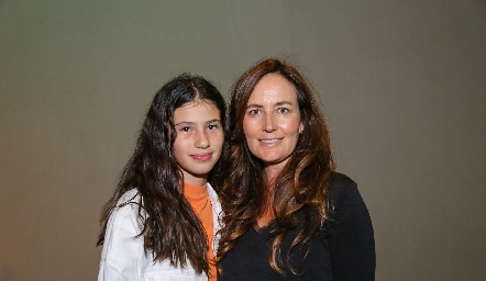  Valeria González con su mamá Patricia Quiroz.