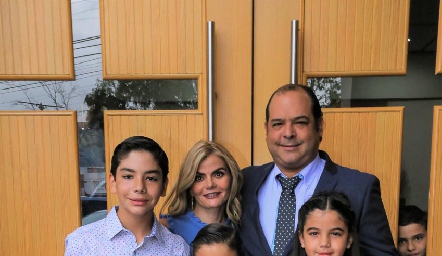 Santiago Gutiérrez Matuk con sus papás y hermanos.