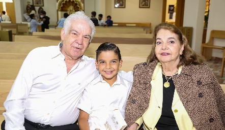  Jorge Matuk y Dalid Matuk con su nieto Patricio Gutiérrez.