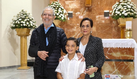  Miguel Gutiérrez y Patricia Silva con su nieto Patricio.