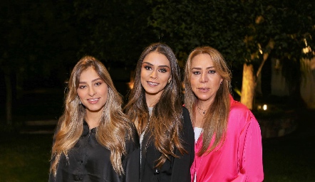  Claudia y Paulina Rodríguez con su mamá Claudia Hermosillo.