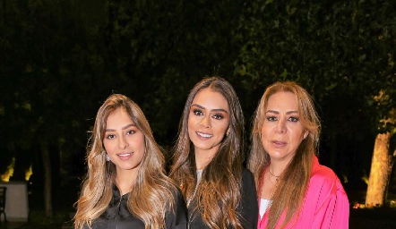  Claudia y Paulina Rodríguez con su mamá Claudia Hermosillo.