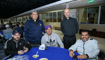 Padre Juan Carlos Vázquez, Padre Antonio Martínez, Oliver Saucedo, Humberto Zarate y Miguel Reyna.