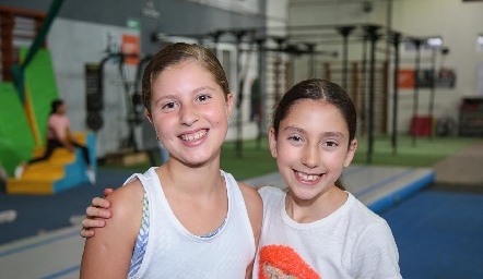  Thalía y María .