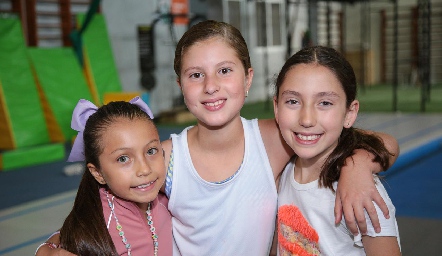  Regina, Thalía y María .