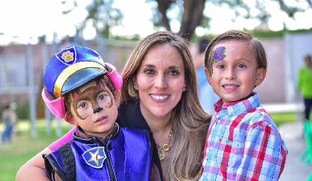  Daniela Llano con sus hijos Sebastián y Santiago .