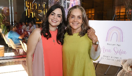  Ana Luisa Cabrera con su mamá Ana Luisa Pérez.
