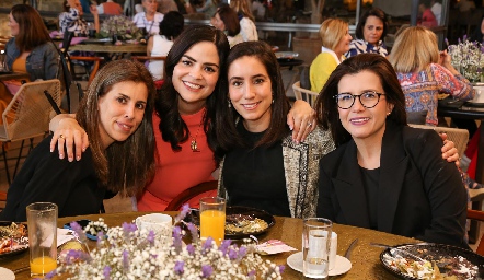  Sara Guzmán, Ana Luisa Rodríguez, Daniela Boelsterly y Adriana.