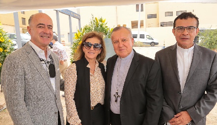  Rafael Olmos, Adriana Carrera, Arzobispo Jesús Carlos Cabrero y Pbro. Salvador.