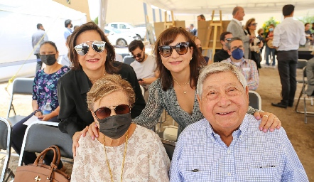  María Teresa Cadena, Pina Cadena, Josefina Cadena y Oscar Cadena.