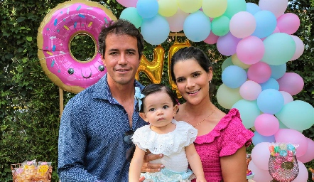  Javier Meade y Jessica Martín Alba con su hija Alessa.