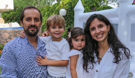  Guillermo Romo y Ale Torres con sus hijos.