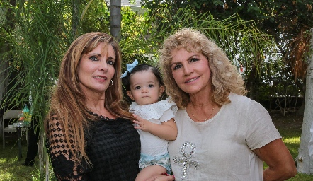  Alessa Meade con sus abuelas Fabiola Tirado y Velia Hervert.