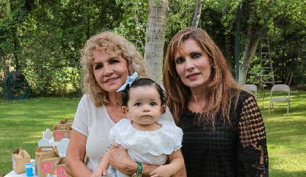  Alessa Meade con sus abuelas Velia Hervert y Fabiola Tirado.