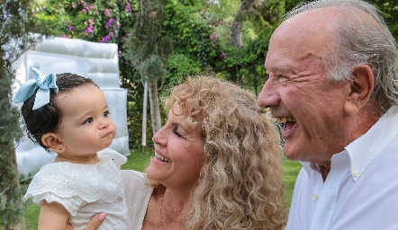  Velia Hervert y Javier Meade con su nieta Alessa.