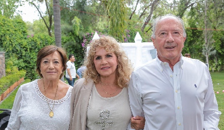 Lucía Meade, Velia Hervert y Javier Meade.