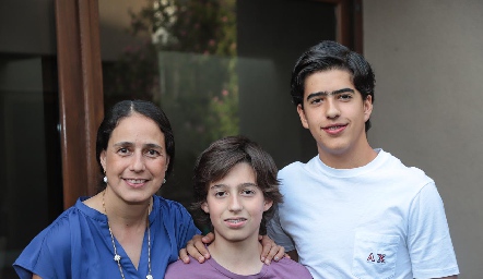  Cristina Vallejo con sus hijos Santiago y Juan Paulo Almazán .