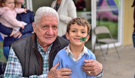  Jorge Alcalde con su nieto Santi.