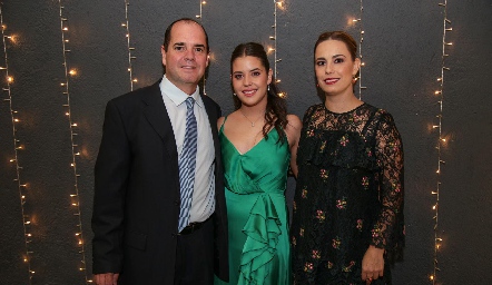  Alejandro Villalobos y Ana Hernández Graf con su hija María José.