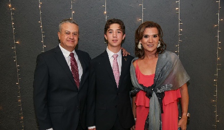  Oscar Araiza y Lourdes Ortega con su hijo Andrés.