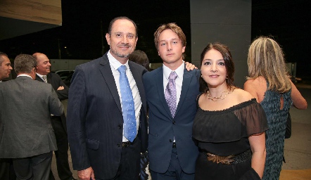  Manuel Toledo y Adriana Calderón con su hijo Santiago.