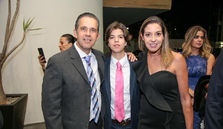  Eduardo Espinosa y Cecilia Limón con su hijo Lucas.