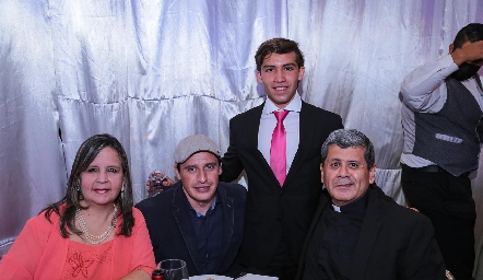  Verónica Alemán, Luis Chávez, Daniel Carreras y Pbro. Juan Carlos Vázquez.