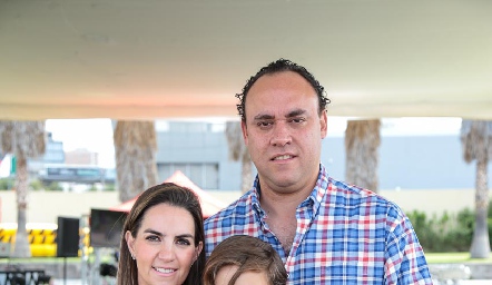  Maripepa Muriel y Francisco Torres con su hijo Diego.