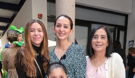  Claudia Segoviano, Daniela, Mía y Angélica Quijano.
