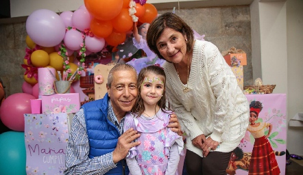  María con sus abuelos Jorge Solórzano y María Guadalupe Preciado.