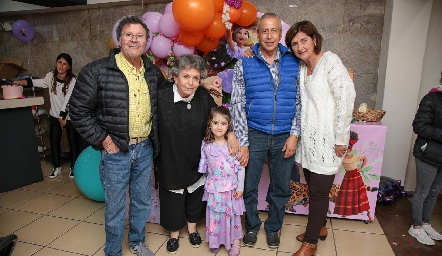  María con sus abuelos Roberto Meade, María Teresa Veriz, Jorge Solórzano y María Guadalupe Preciado.
