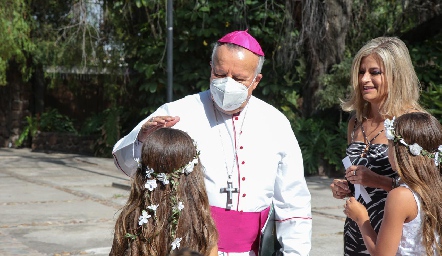  Saludando a su tío el Arzobispo Carlos Cabrero Romero.