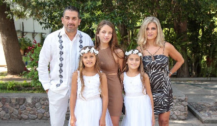  Alejandro, Melisa, Katia, Alexa Martínez y Verónica Escobedo.