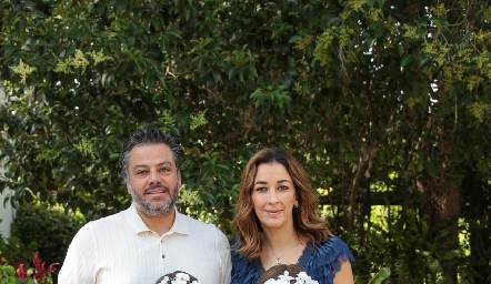  Alexa y Katia con sus padrinos Fernando de los Santos y Pilar Martínez.