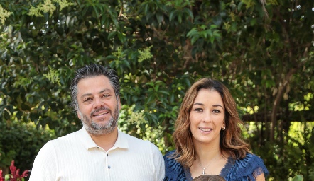  Alexa y Katia con sus padrinos Fernando de los Santos y Pilar Martínez.