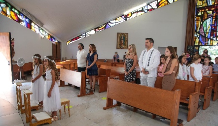  Alexa y Katia frente al altar.
