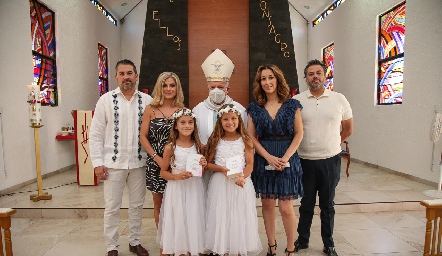  Alejandro Martínez, Verónica Escobedo, Arzobispo Jesús Carlos Cabrero, Pilar Martínez, Fernando de los Santos, Alexa y Katia Martínez.