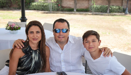  Carla Escobedo, Marco y Marco Loredo.