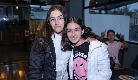  Andrea García y Alexa Meade.