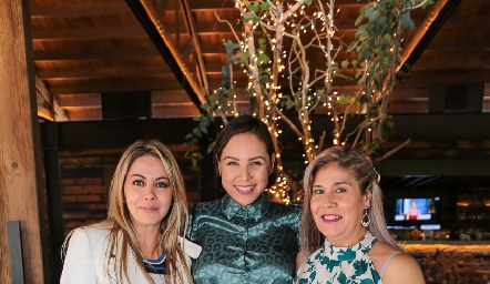 Gretel Pérez, Marilú Vallejo y Silvia García.