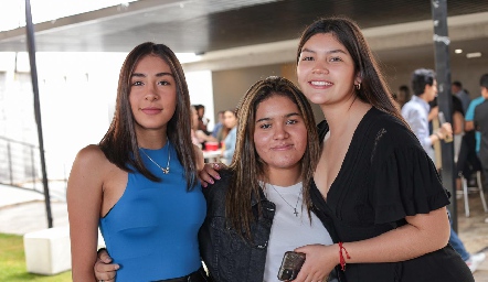  Ximena Hernández, Camila Venegas y Lore Brandi.